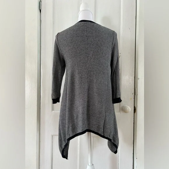 Jessica Simpson Black and White 3/4 Sleeve Maternity Sweater size Small - Picture 3 of 7